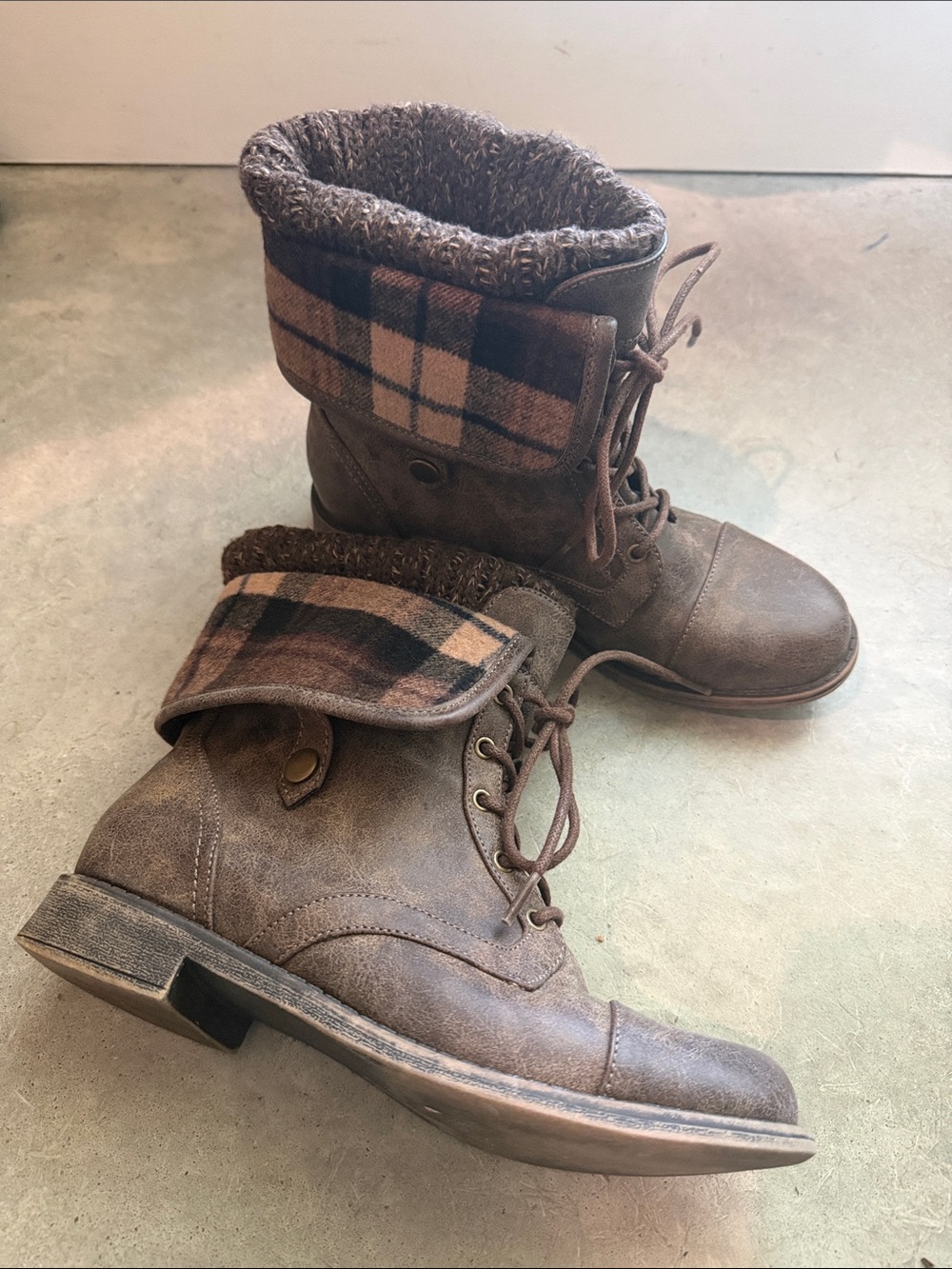 JustFab Brown Plaid Fold-Over Knit Sweater Combat Boots Fall Lace Up Size 6 Chic